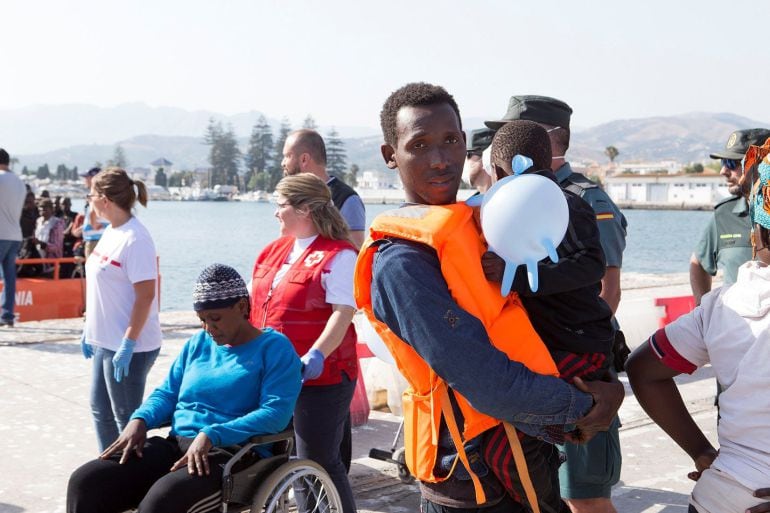 Cruz Roja atiende a los inmigrantes que llegan al Puerto de Motril