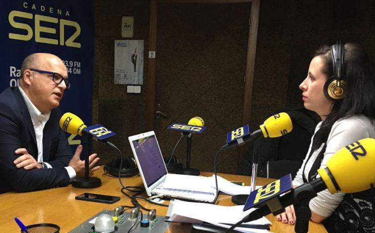 El presidente de la Deputación, José Manuel Baltar, en nuestros estudios entrevistado por Cristina Carballo