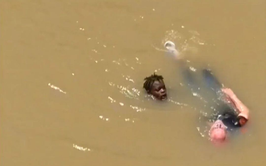 El hombre de 72 años fue rescatado por Diouf este domingo tras caer a la Ría de Bilbao. 