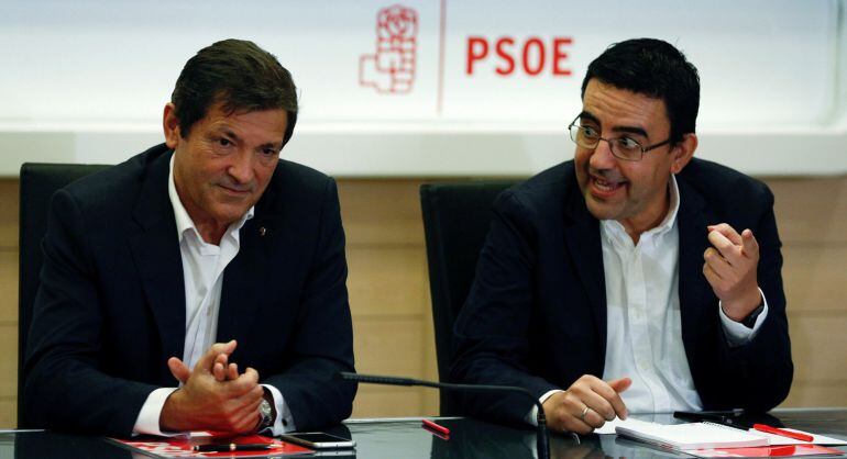 El presidente de la comisión gestora del PSOE, Javier Fernandez, (a la izquierda), junto al portavoz de la misma, Mario Jiménez 