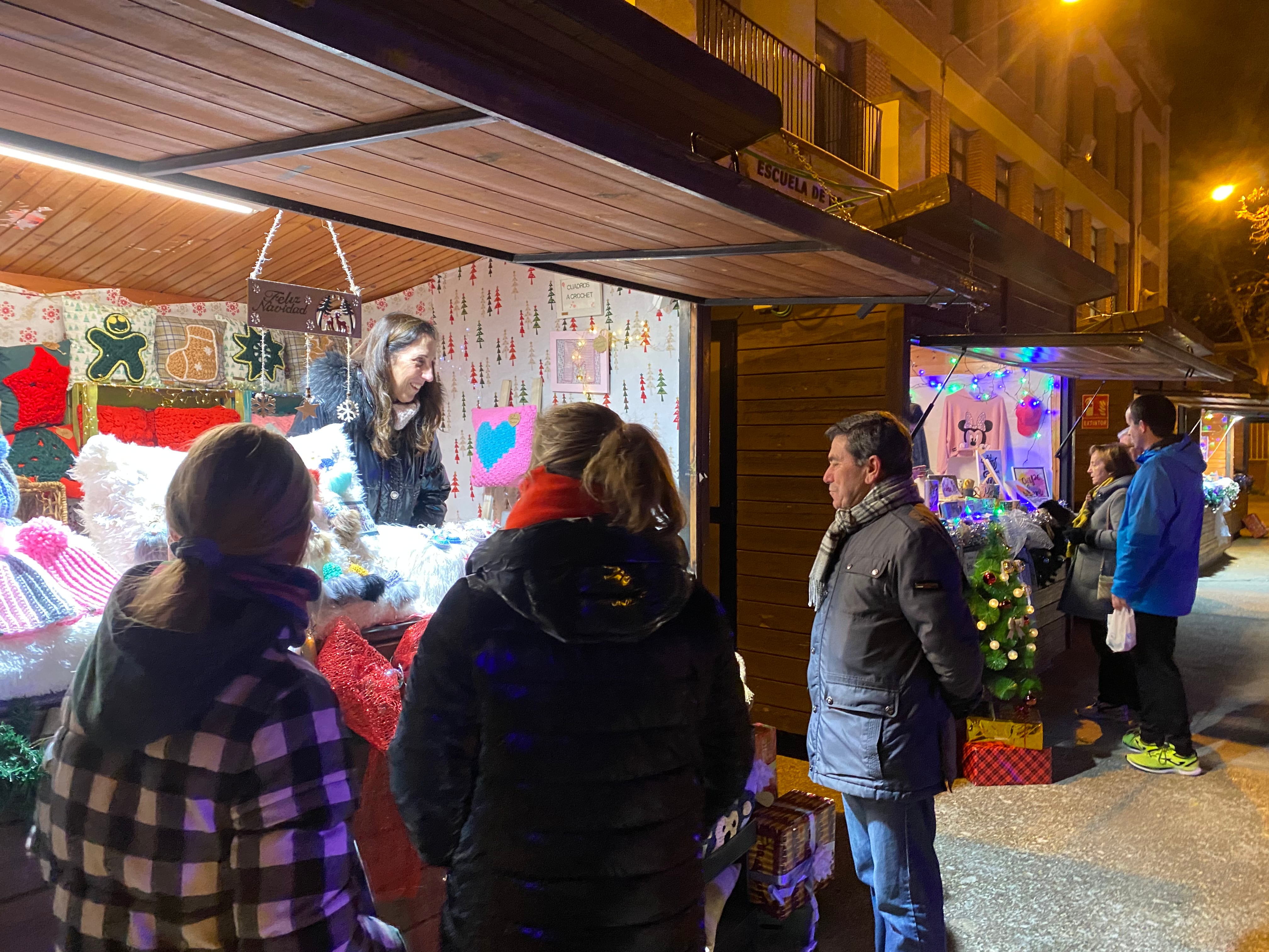 Primer mercado navideño de la asociación de comerciantes de Santa Catalina, celebrado en el patio del Centro Cívico Virgen de las Viñas