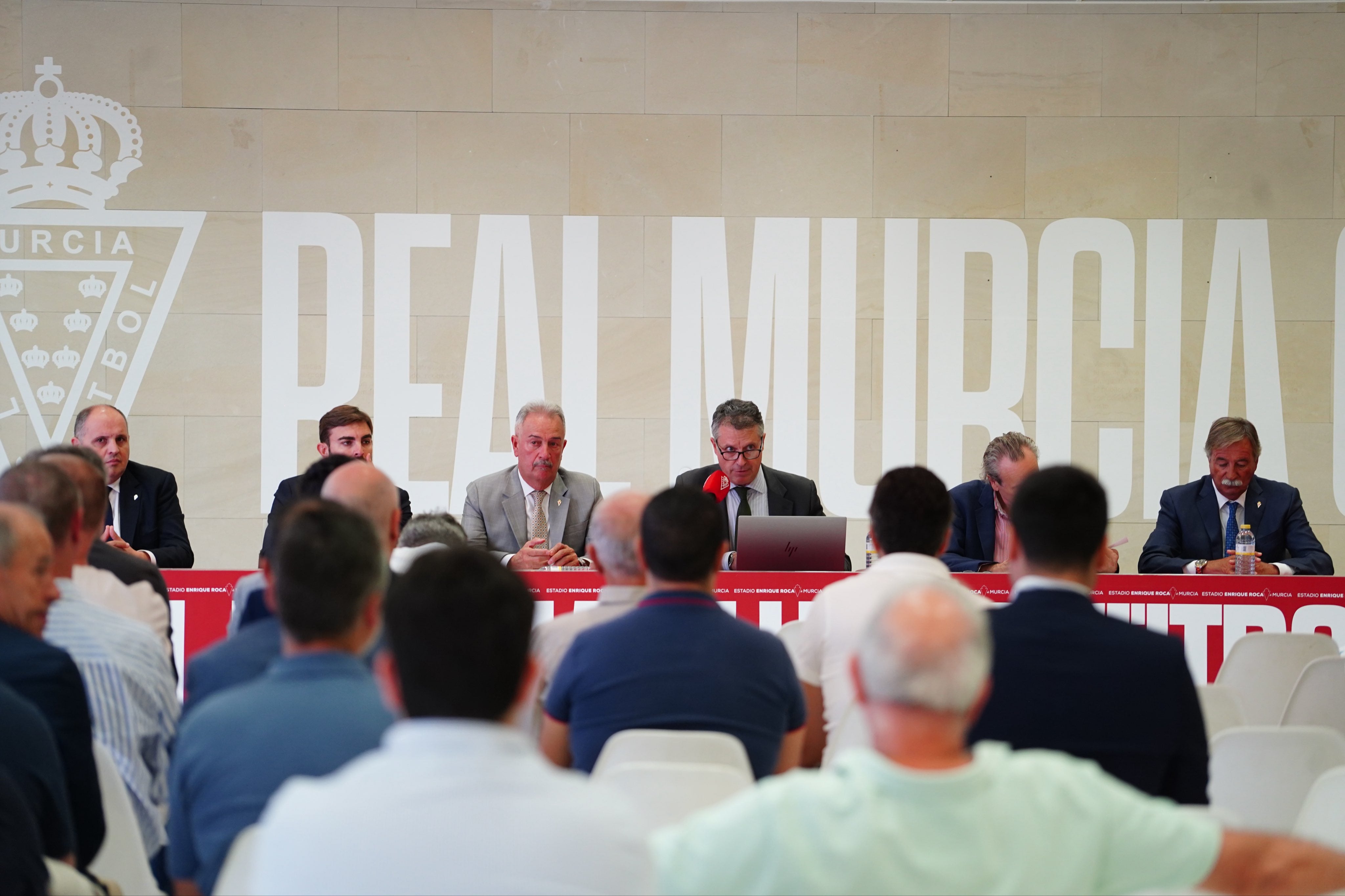 Junta de accionistas del Real Murcia con Felipe Moreno al frente.