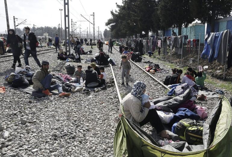 Vista general del campamento para refugiados en Idomeni. Grecia va a sufrir de forma "inminente" una crisis humanitaria debido al alto número de refugiados que llegan al país y que no pueden continuar su ruta hacia el centro y norte de Europa, según la ON