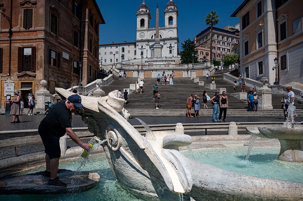 Italia espera una de las mayores olas de calor de su historia. En la imagen, un hombre coge agua en la Piazza di Spagna en Roma.