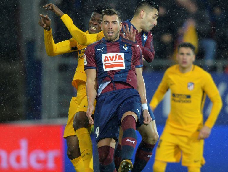 Sergi Enrich pelea por un balón con Thomas, centrocampista del Atlético