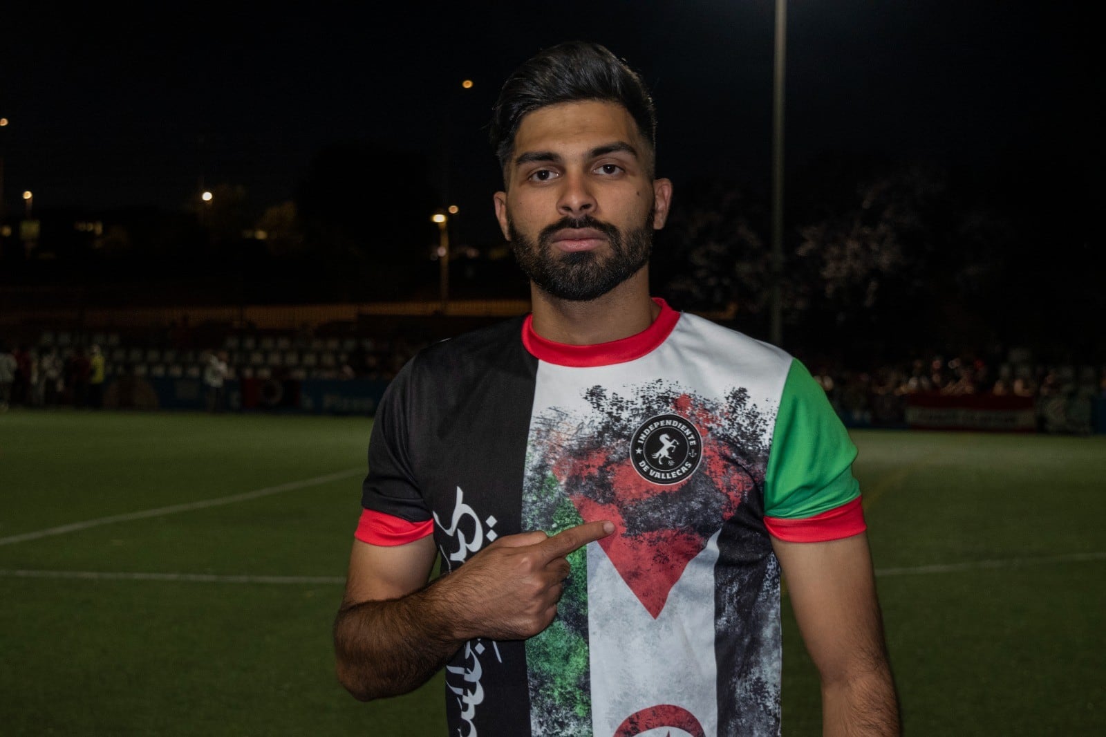 Khaled Dader con una camiseta de su club que rinde homenaje al pueblo saharaui