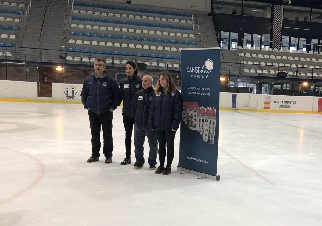 Entrenadores y jugadores del Txuri-Urdin posan en la pista de hielo del Txuri