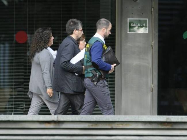 Un agente UCO y funcionarios del Juzgado de instrucción nº 6 en la sede de la Diputación Provincial de Sevilla