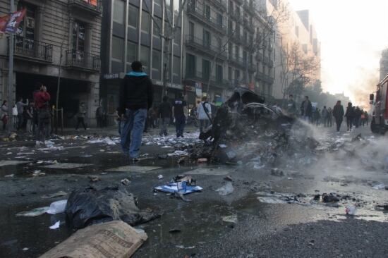 El centre de Barcelona enmig de la batalla campal