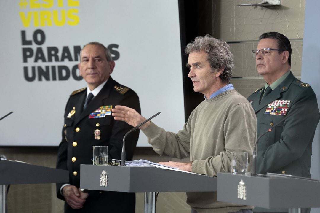 El director adjunto operativo de la Policía, José Ángel González, el teniente general, Laurentino Ceña, y el director del Centro de Coordinación de Alertas y Emergencias Sanitarias del Ministerio de Sanidad, Fernando Simón. 