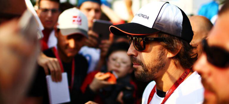 Fernando Alonso charla con los fans después de la clasificación del GP de Monza