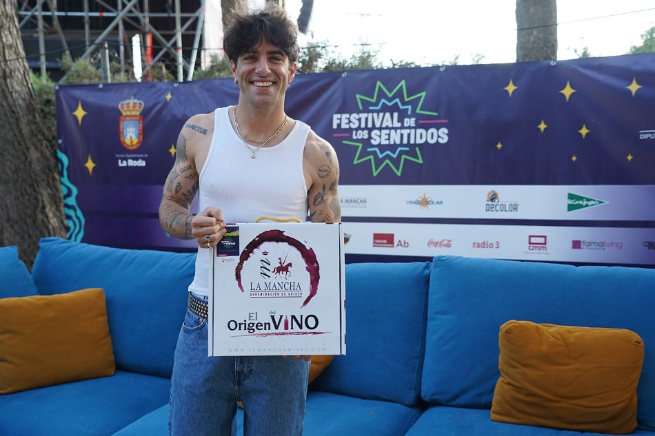 Álvaro de Luna recibe pack de vinos D.O. La Mancha