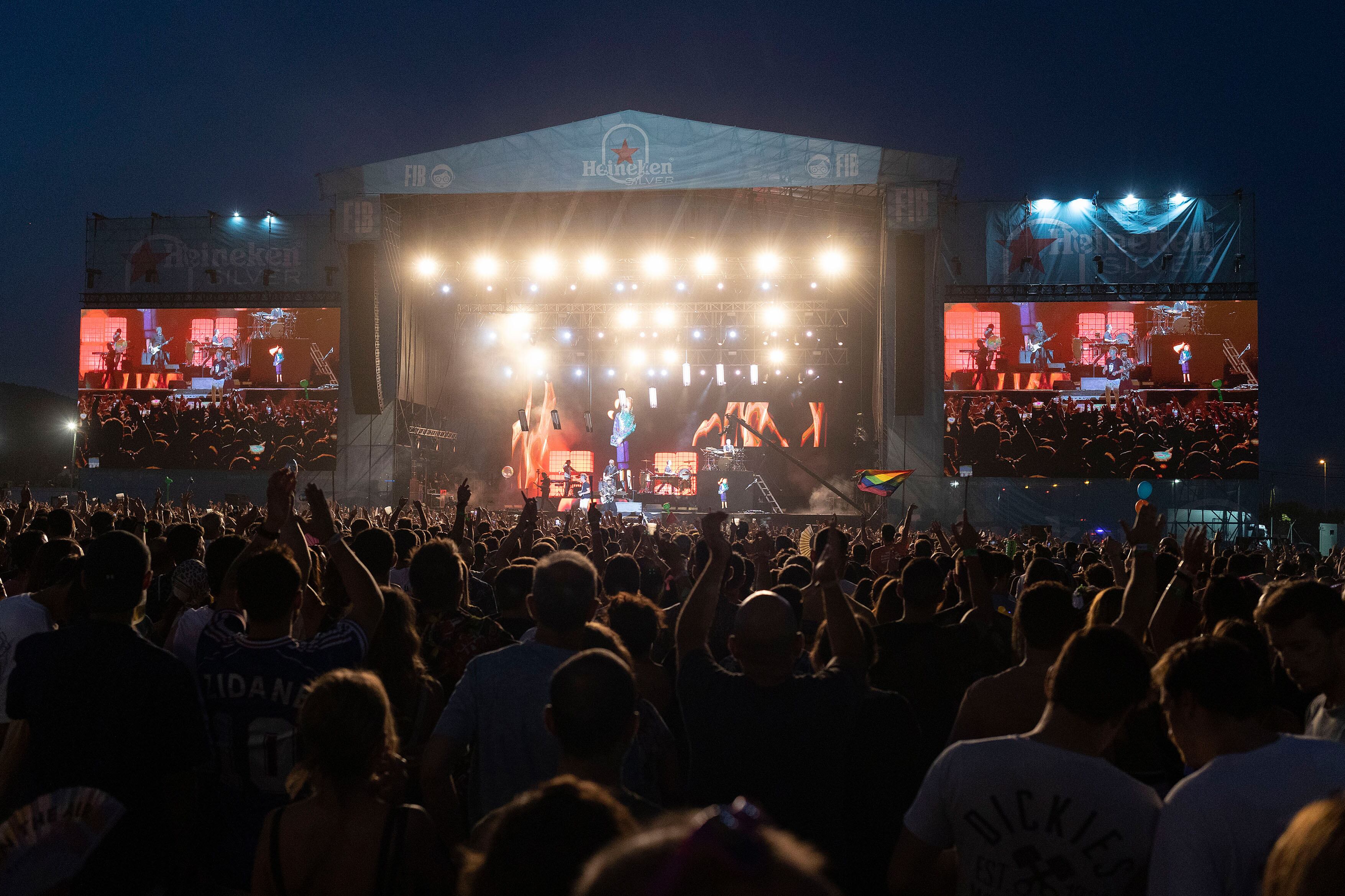 El grupo Love of Lesbian durante su actuación hoy sábado en la tercera jornada del festival internacional de Benicasim (FIB 2022).