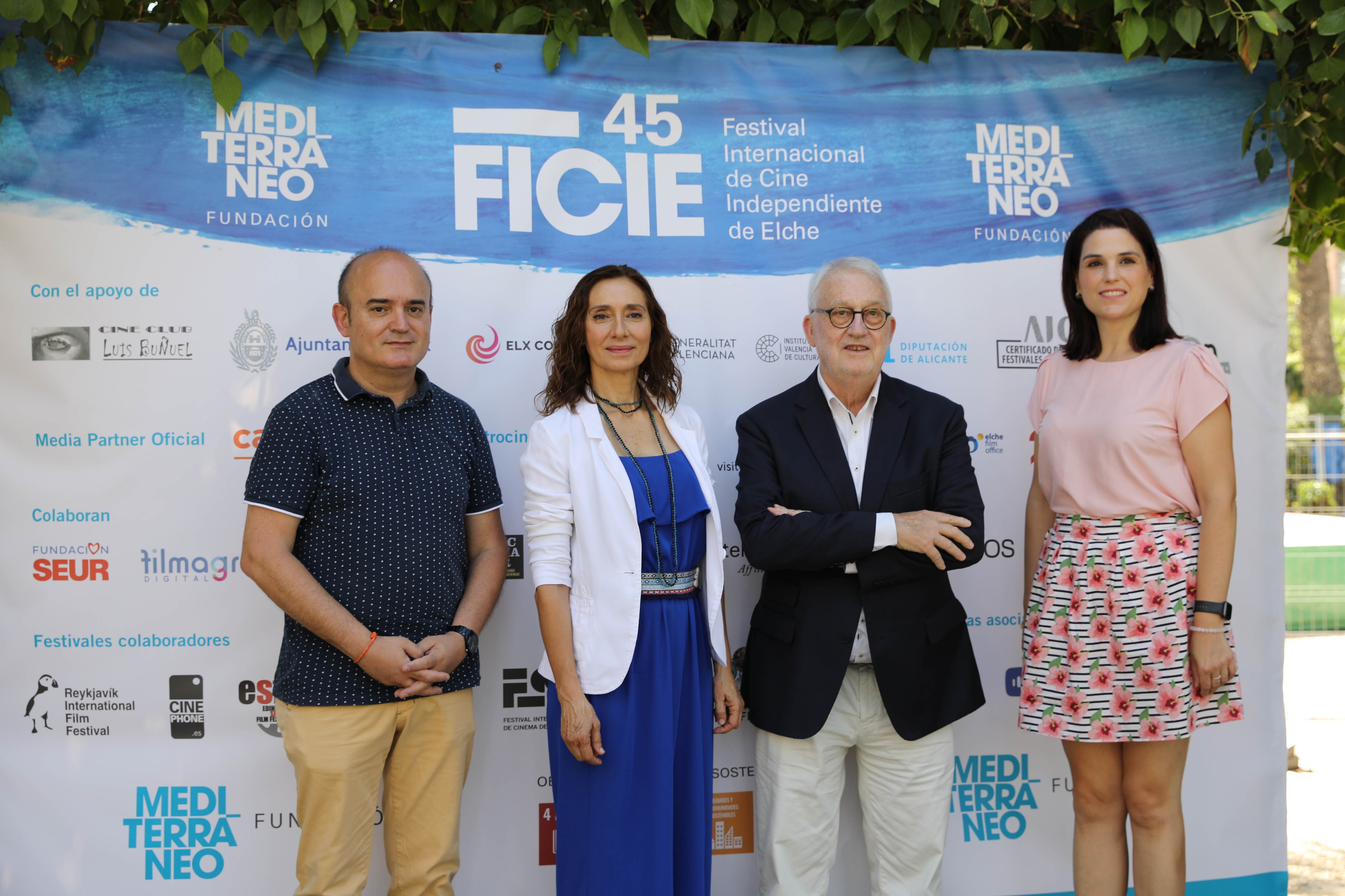 La actriz Rosana Pastor, junto con los organizadores del FICIE y la concejala de Cultura, Marga Antón