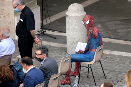 Spiderman esperando al Papa.