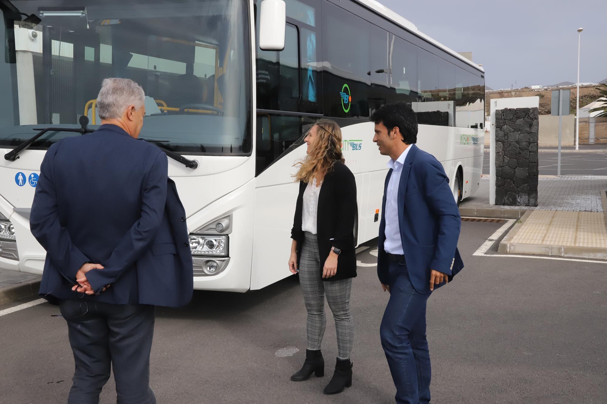 Marcos Bergaz, consejero de Transportes del Cabildo de Lanzarote, frente a una de las nuevas guaguas.