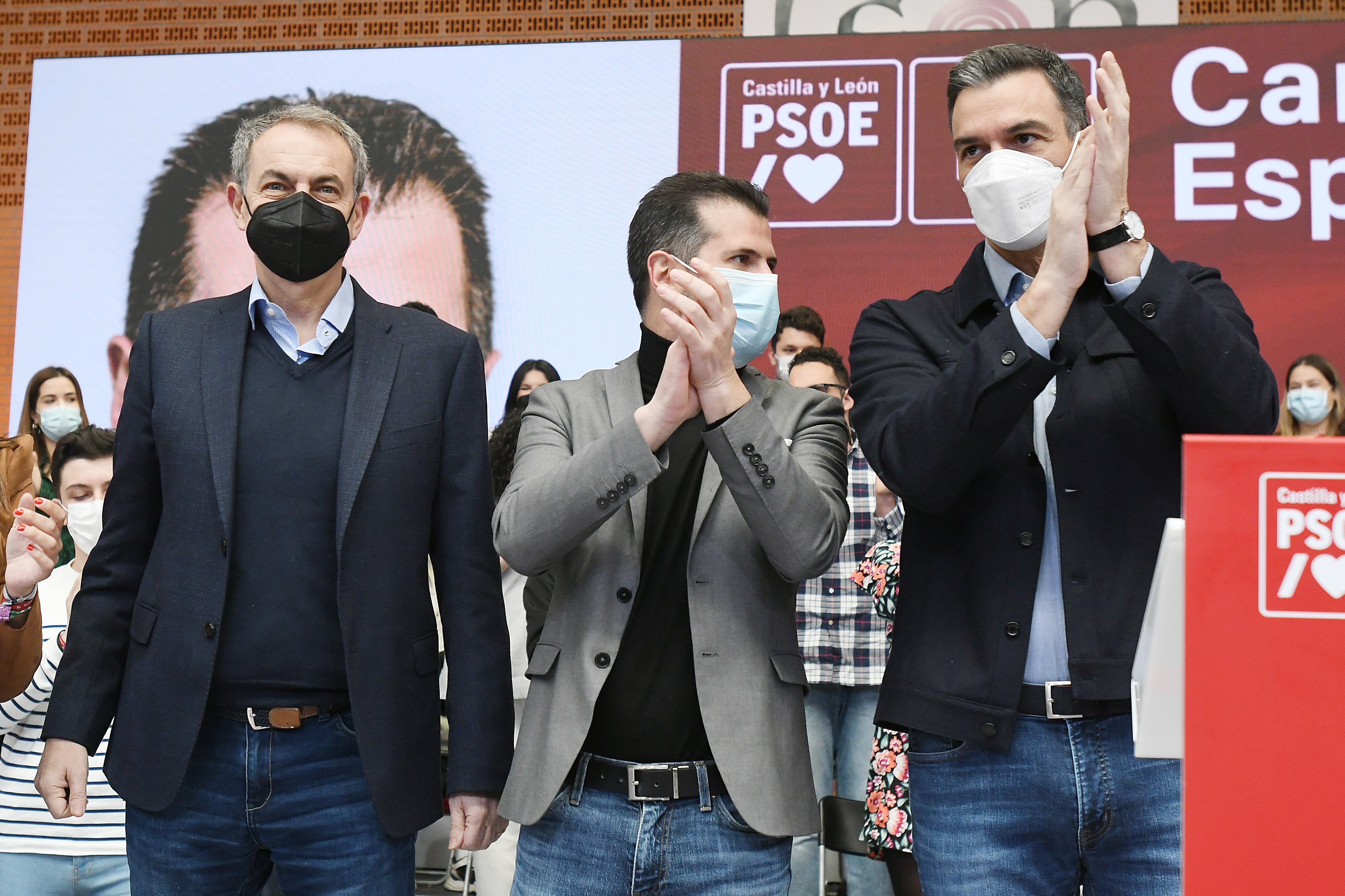 El presidente del Gobierno Pedro Sánchez junto con el expresidente José Luis Rodríguez Zapatero y el candidato del PSOE a la presidencia de la Junta de Castilla y León, Luis Tudanca