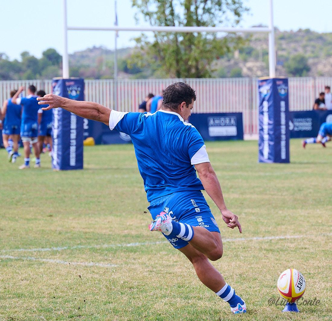 Jugador del Huesitos La Vila Rugby Club lanzando a palos