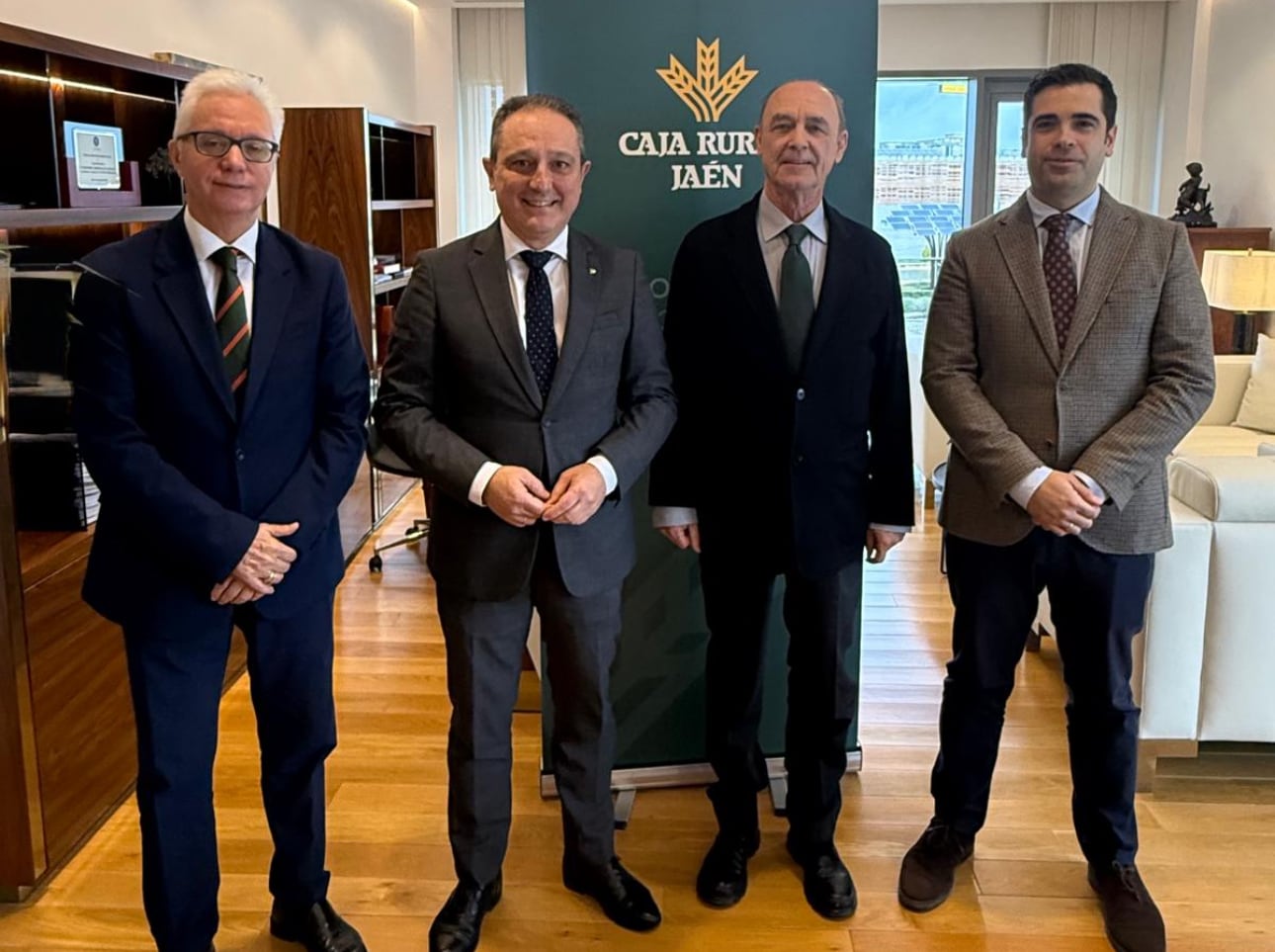 Juan Gallego Cobo (Director de Relaciones Institucionales), Juan Pedro Rísquez Madridejos (presidente del Colegio Oficial de Farmacéuticos de Jaén) y Juan Núñez Pérez (presidente de Caja Rural de Jaén) y Cristóbal Almazán Alonso (Tesorero del Colegio de Famaceúticos de Jaén)