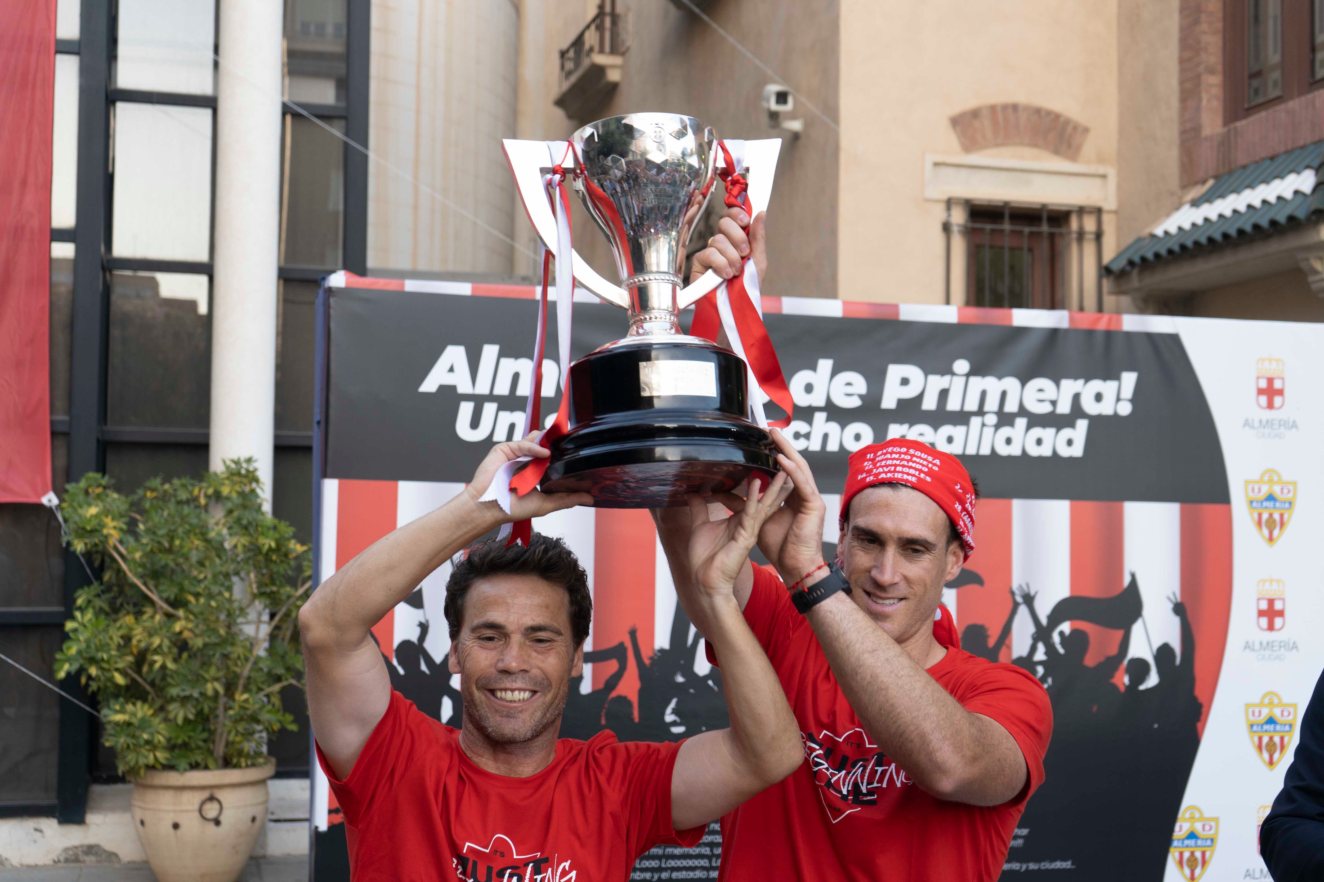 Rubi y Fernando llevando la compa de campeones al Ayuntamiento de Almería.