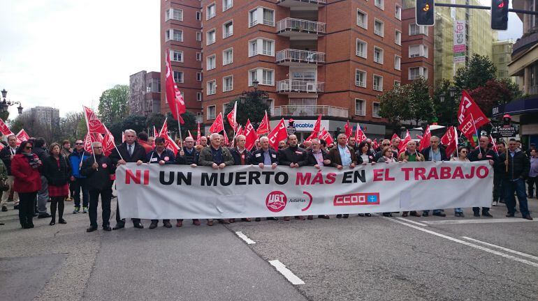 CCOO y UGT guardan 5 minutos de silencio en una concentración por la muerte en acto de servicio del Bombero de Oviedo Eloy Palacio.