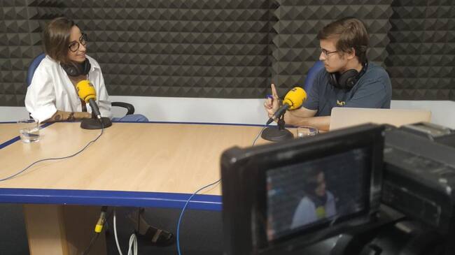 José Luis Urgel en una entrevista con la cantante Zahara, en los estudios de Radio Úbeda Cadena SER.