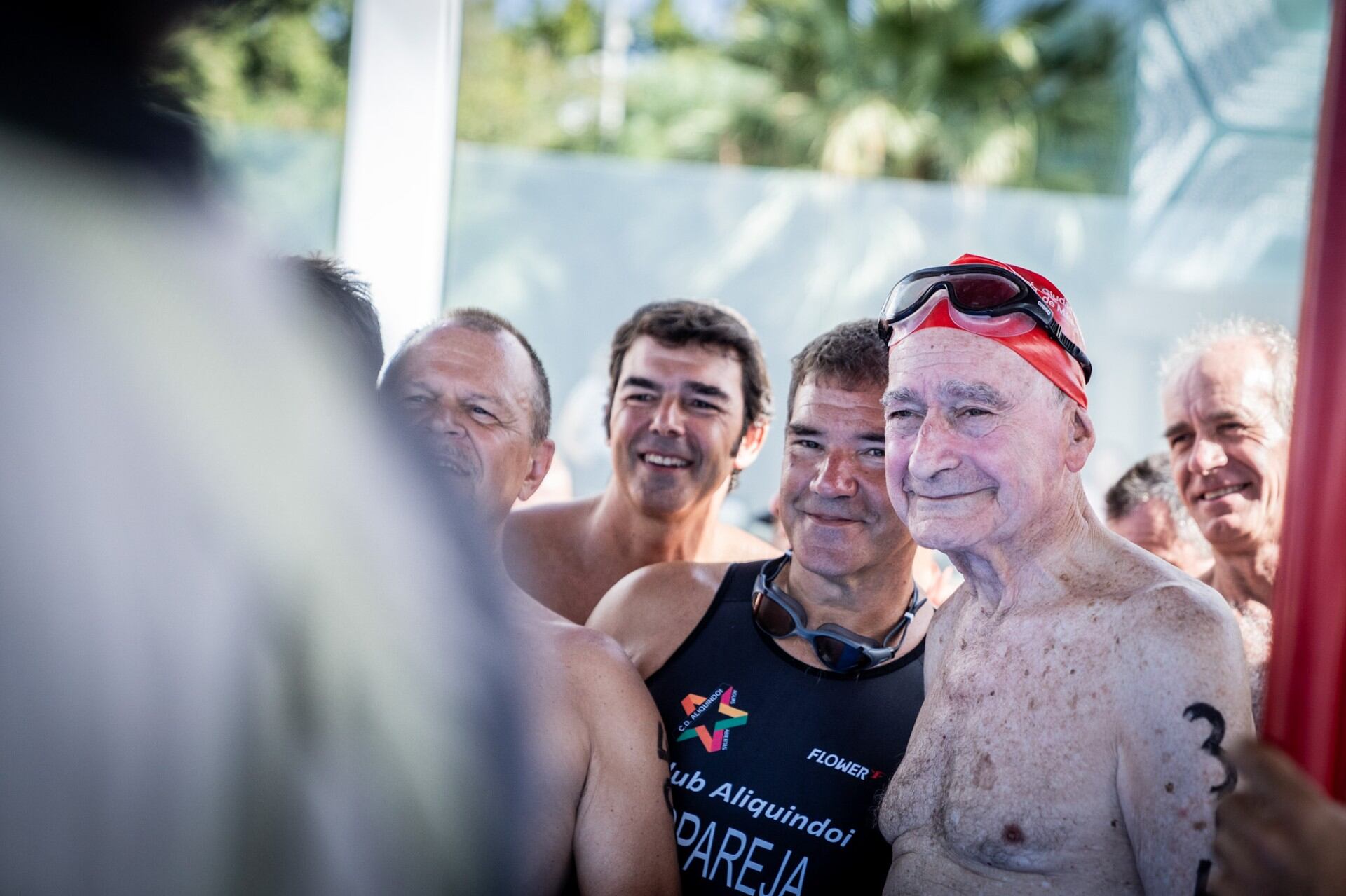 El alcalde de Málaga, Francisco de la Torre, participa en la tradicional travesía a nado del Puerto (Ayuntamiento de Málaga)