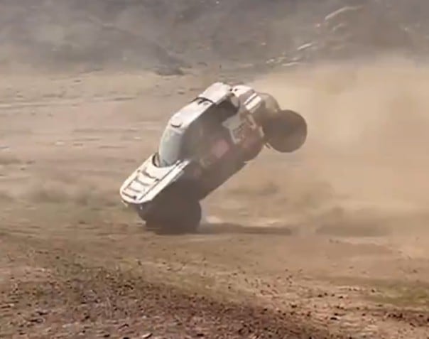 Momento del accidente sufrido por Jesús Calleja en el Dakar