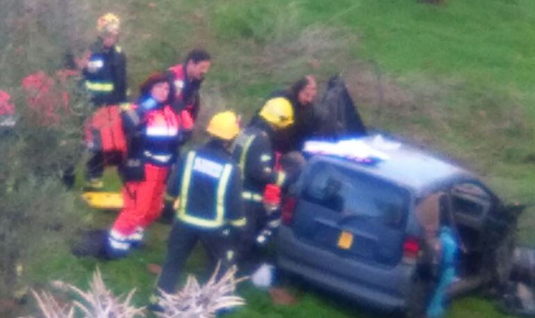 Los bomberos rescataron a los heridos del interior del vehículo