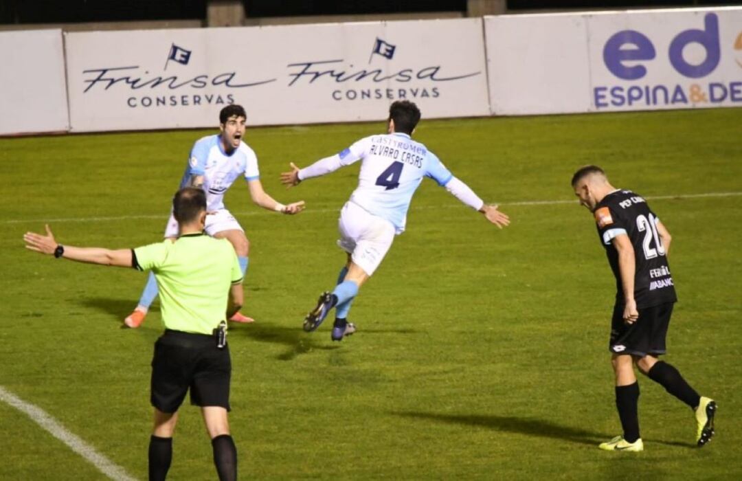 Álvaro Casas y David Soto fueron los primeros en celebrar el gol del empate marcado por el capitán blanquiazul