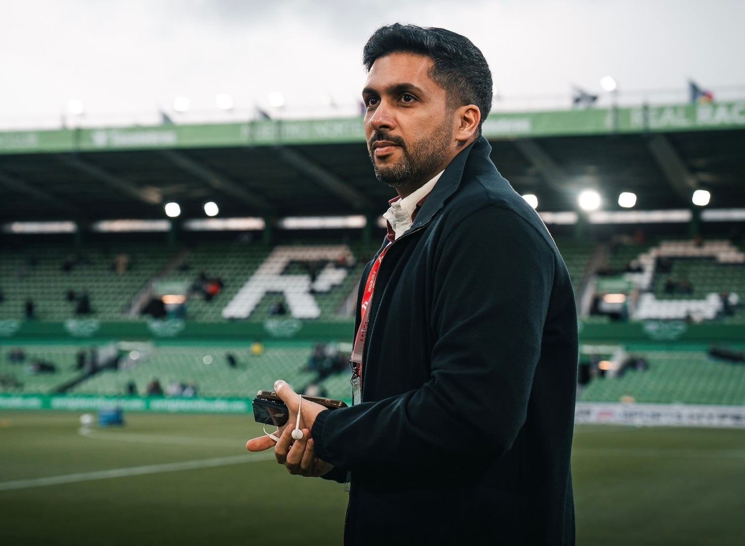El presidente del Almería se une a la caravana del ascenso.