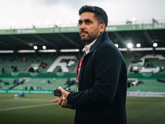 El presidente del Almería se une a la caravana del ascenso.