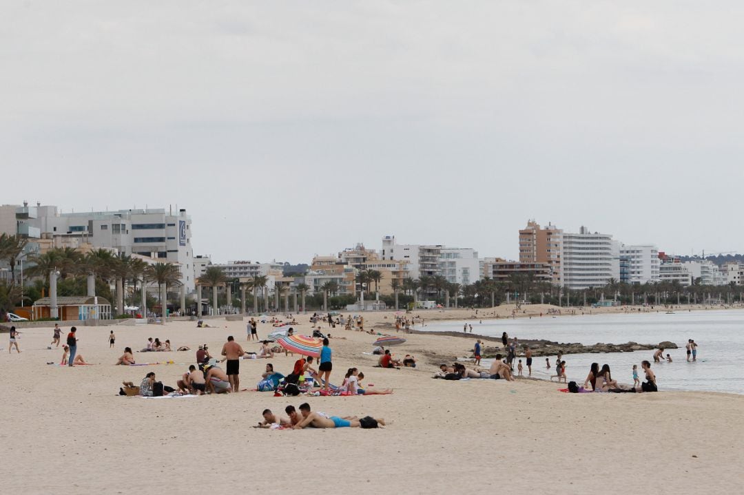 Bañistas en una playa de Palma de Mallorca, Baleares (España).