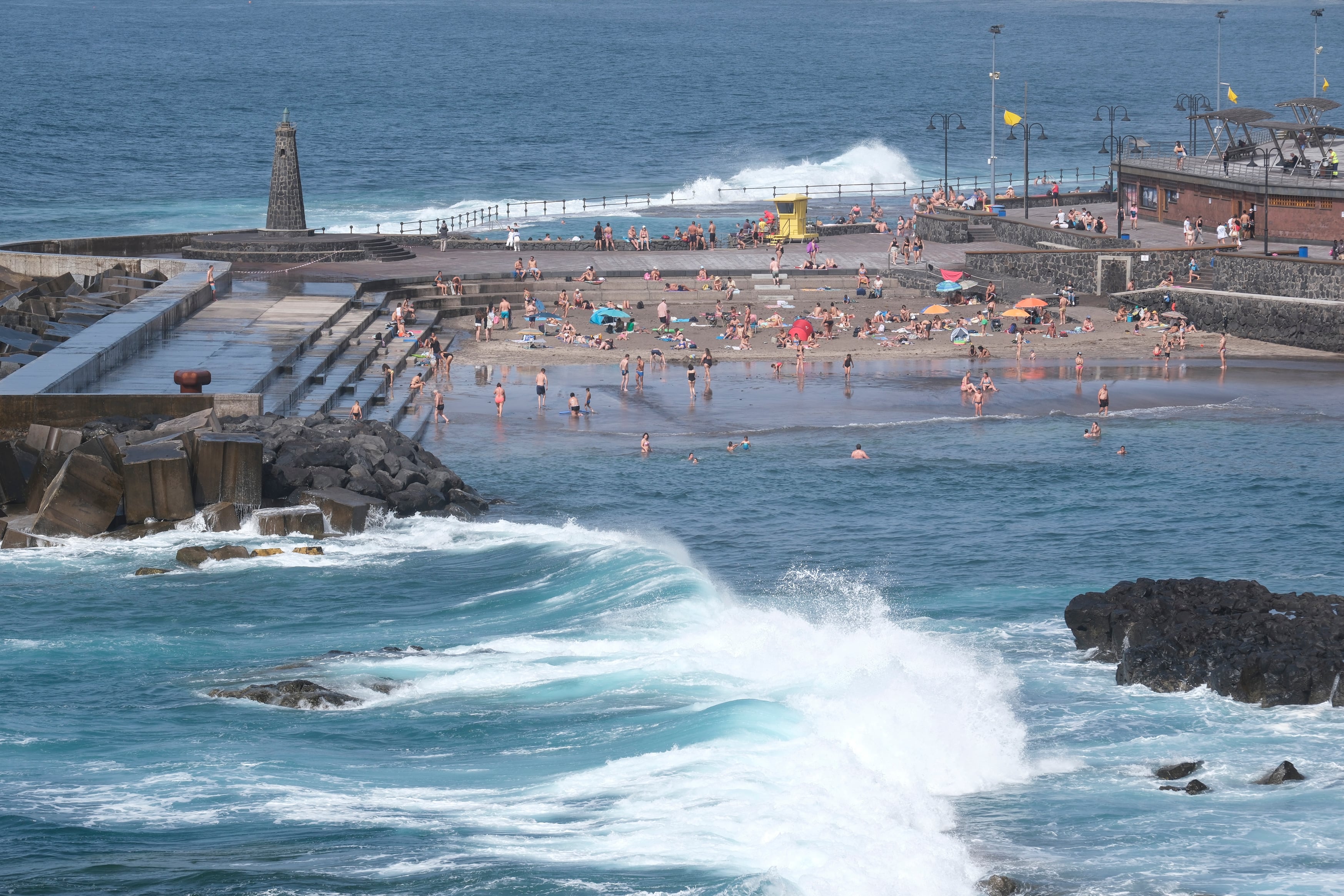 LA LAGUNA (TENERIFE), 13/04/2024.- Decenas de personas disfrutan de un día de playa en la costa de Bajamar en el municipio tinerfeño de La Laguna. EFE/Alberto Valdés