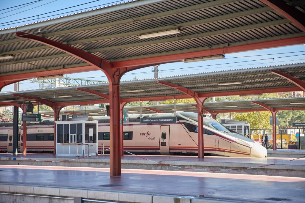 Un tren de Renfe, estacionado.