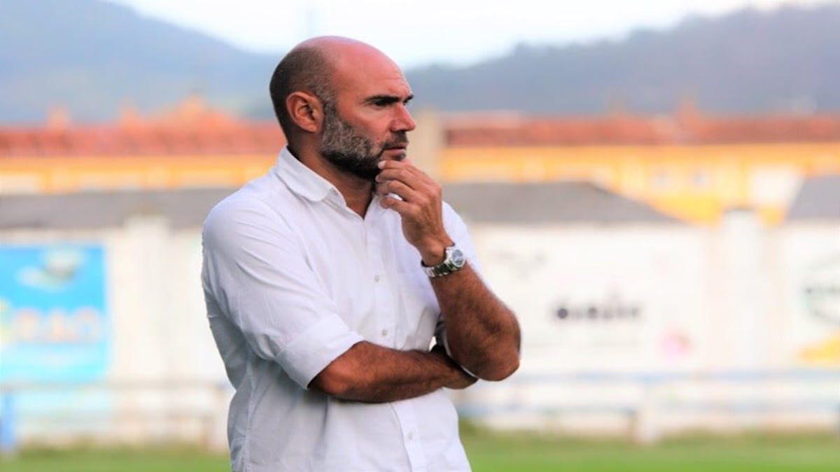 Manel Menéndez dirigiendo un partido del Marino de Luanco