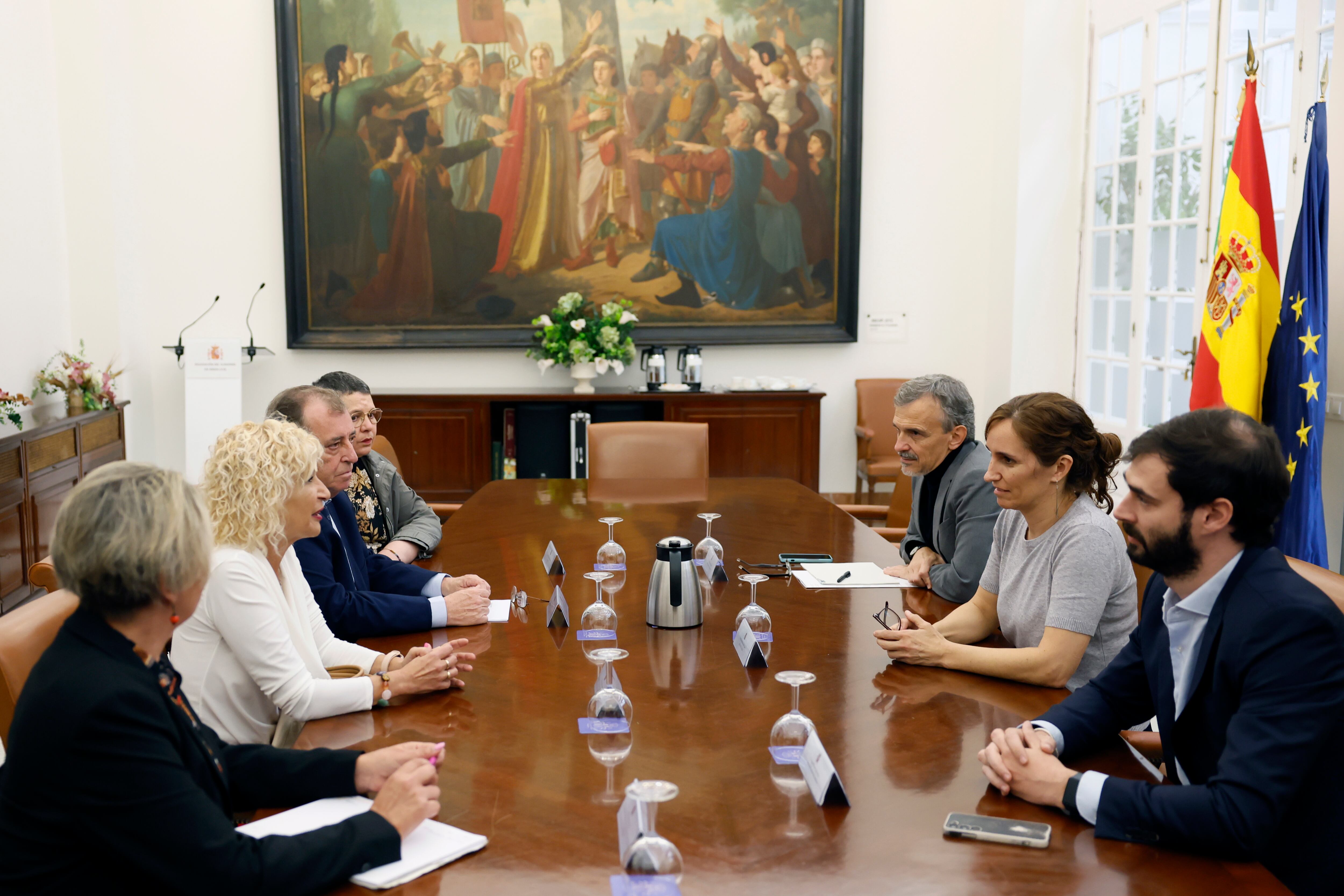La ministra de Sanidad, Mónica García (2d), escucha a la presidenta de la Asociación de Mujeres con Cáncer de Mama (AMAMA).