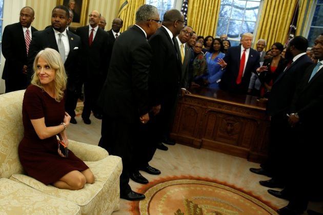 Kellyanne Conway, arrodillada sobre el sofá.