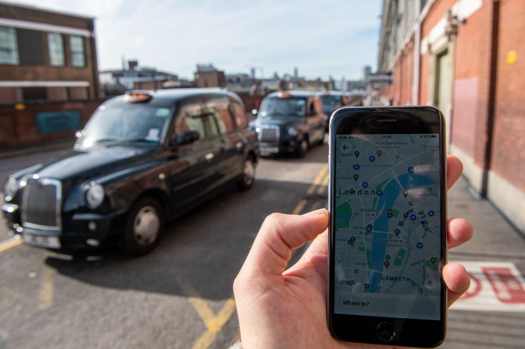 Un usuario de Uber busca en la aplicación un conductor en Londres