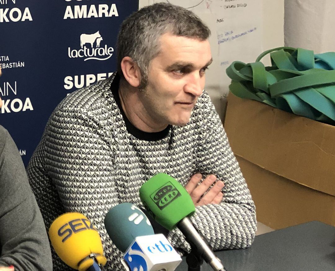 Imanol Alvarez habla en una rueda de prensa en Bidebieta