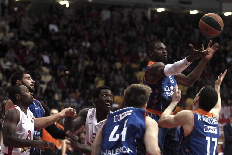 ATN01. ATENAS (GRECIA), 20/11/2014.- El jugador del Valencia Basket Romain Sato (2d) intenta capturar el rebote ante la defensa del Olympiacos Piraeus, durante el partido del grupo D de la Euroliga de baloncesto disputado en el estadio SEF de Atenas, Grecia, el 20 de noviembre del 2014. EFE/Alexandros Vlachos