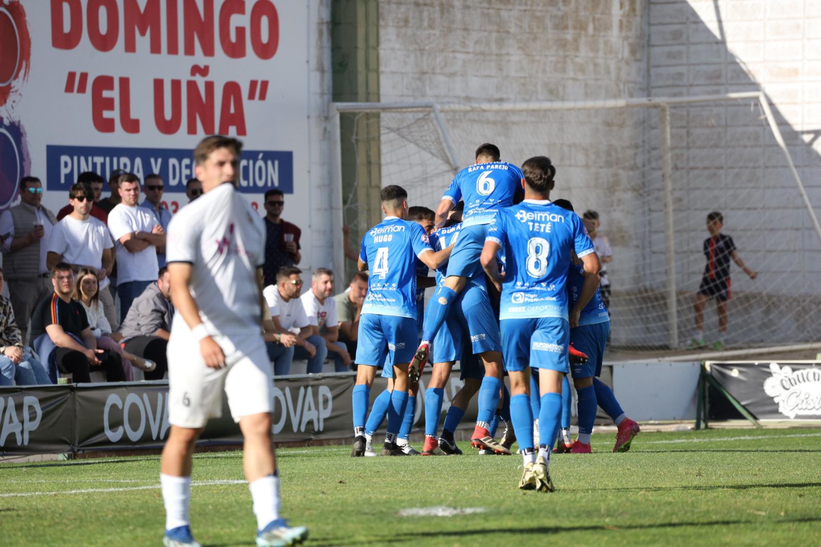 Jugadores del Xerez DFC celebran el gol de Ilias