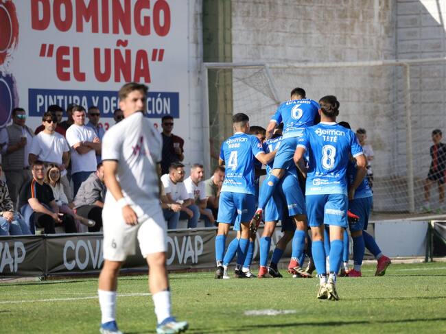 Jugadores del Xerez DFC celebran el gol de Ilias