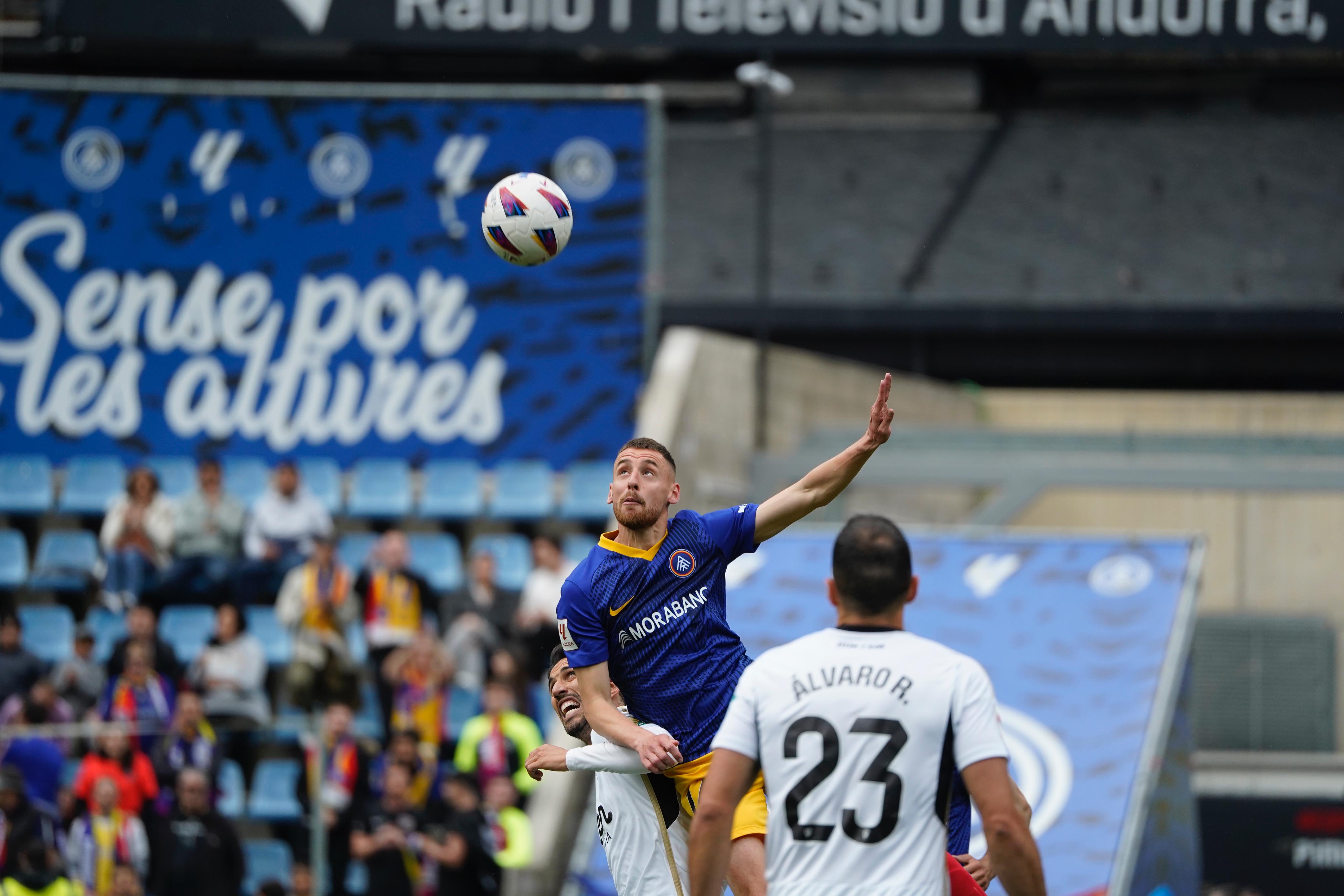 Un jugador de l'FC Andorra lluita una pilota davant els defensors de l'Albacete en el partit disputat aquest diumenge a l'Estadi Nacional.