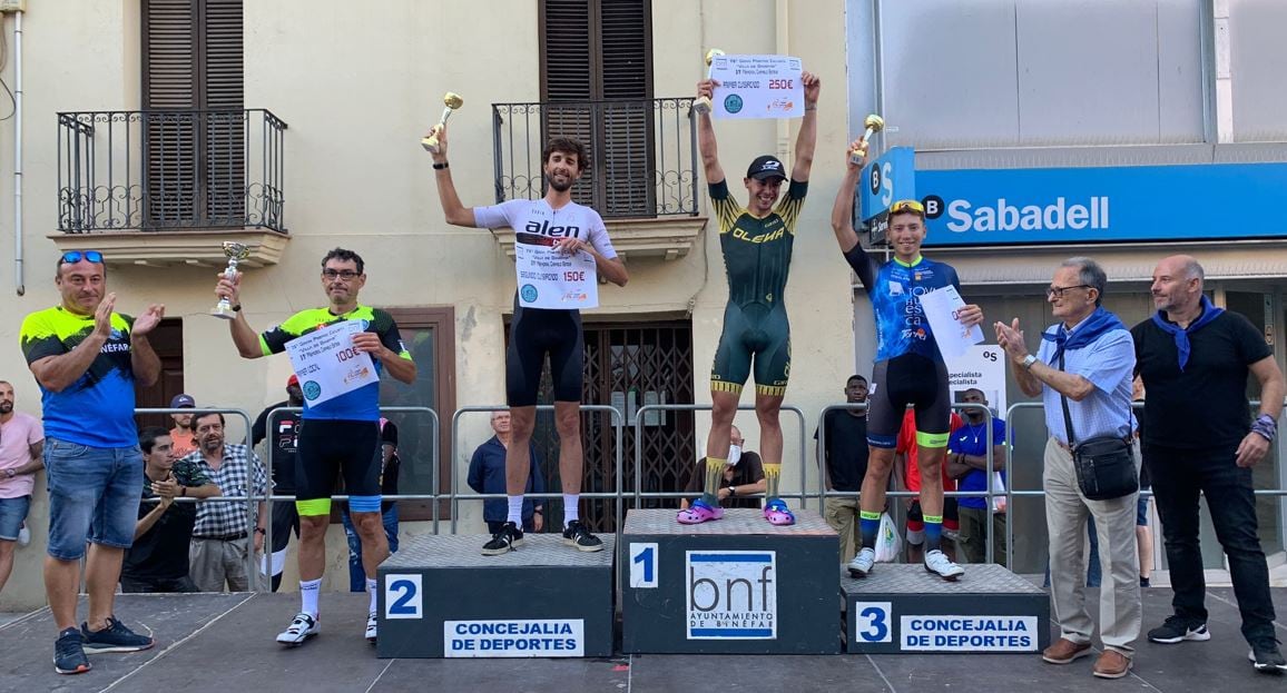Los ganadores en el podium en Binéfar