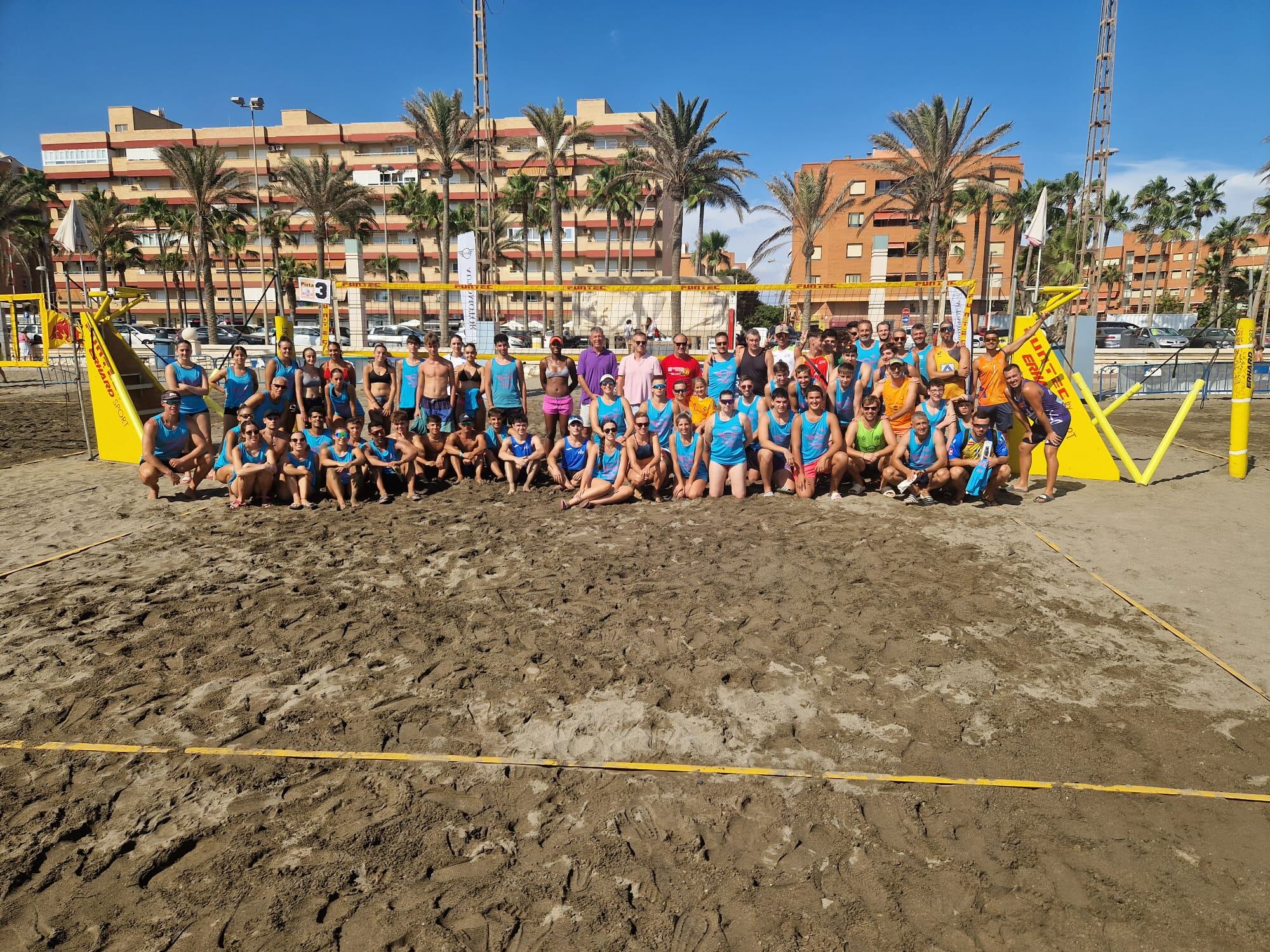 Foto de familia del Torneo Almería Sostenible de voley playa 2x2 en El Palmeral.