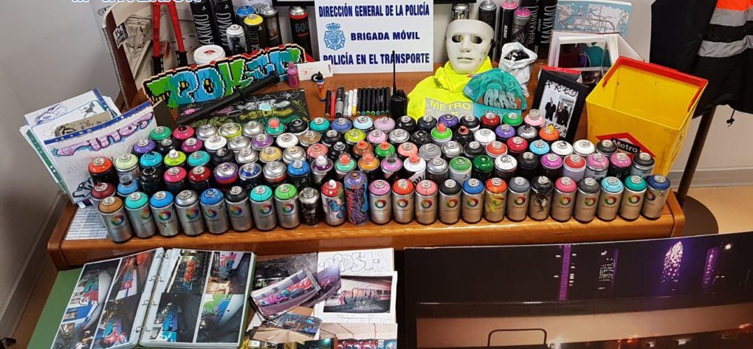 El grupo contaba con multitud de botes de pintura e imágenes de sus acciones delictivas