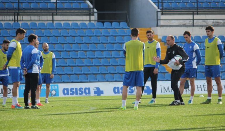 Mir da órdenes durante un entrenamiento