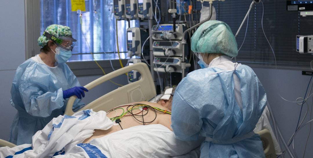 Personal sanitario atendiendo a un paciente ingresado en la Unidad de Cuidados Intensivos (UCI)