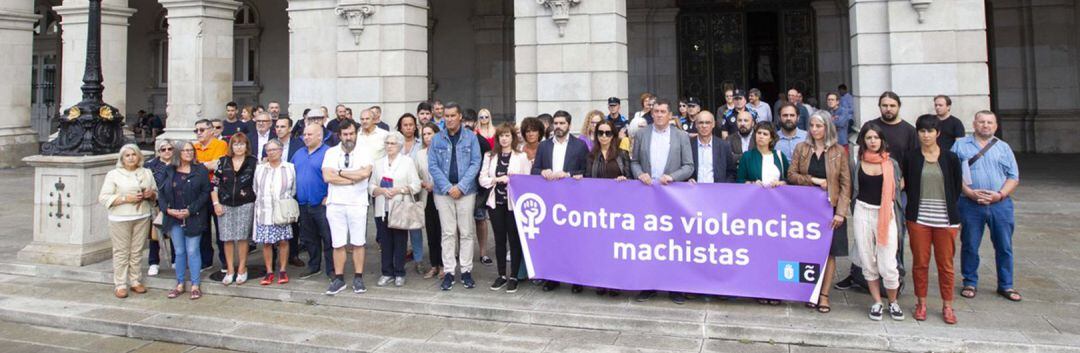 Minuto de silencio en el Concello de A Coruña en repulsa del triple crímen de Valga